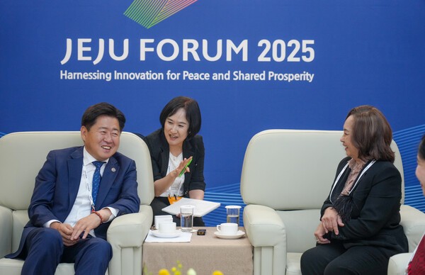 오영훈 제주지사와 마카파갈 아로요 전 필리핀 대통령(사진=제주특별자치도 제공)