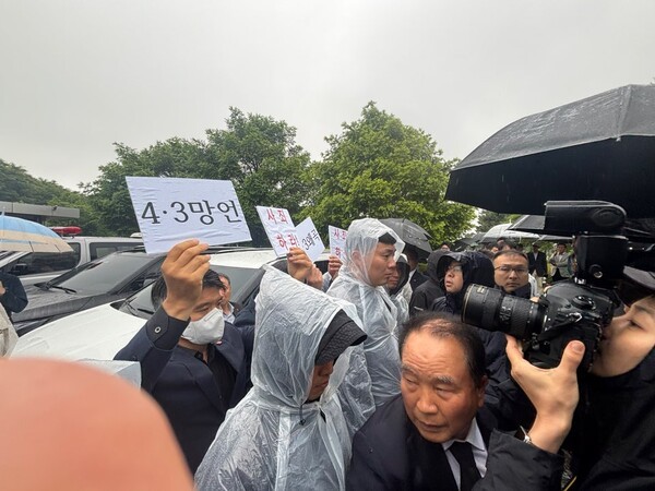 4.3유족들이 김문수 후보에 대한 사과를 촉구하는 피켓 시위를 하고 있다. 제주투데이 