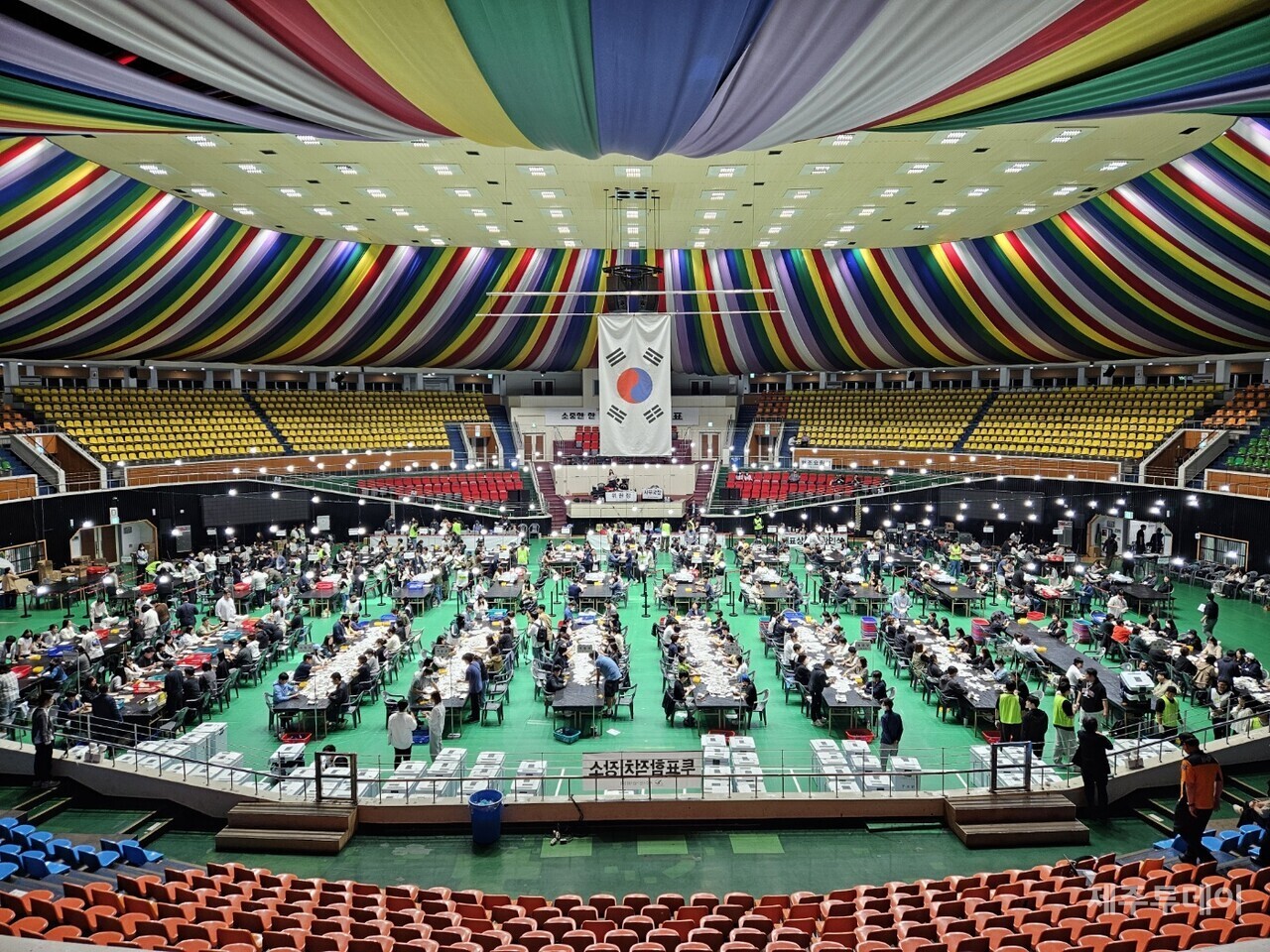 제주 한라체육관에서 21대 대선 투표 용지 개표가 이뤄지고 있다(사진=김재훈 기자)