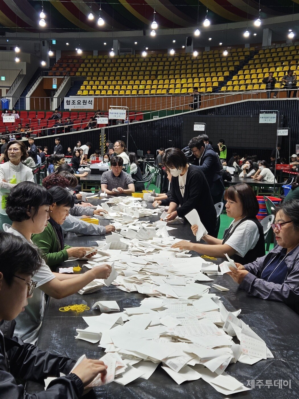 제주 한라체육관에서 21대 대선 투표 용지 개표가 이뤄지고 있다(사진=김재훈 기자)