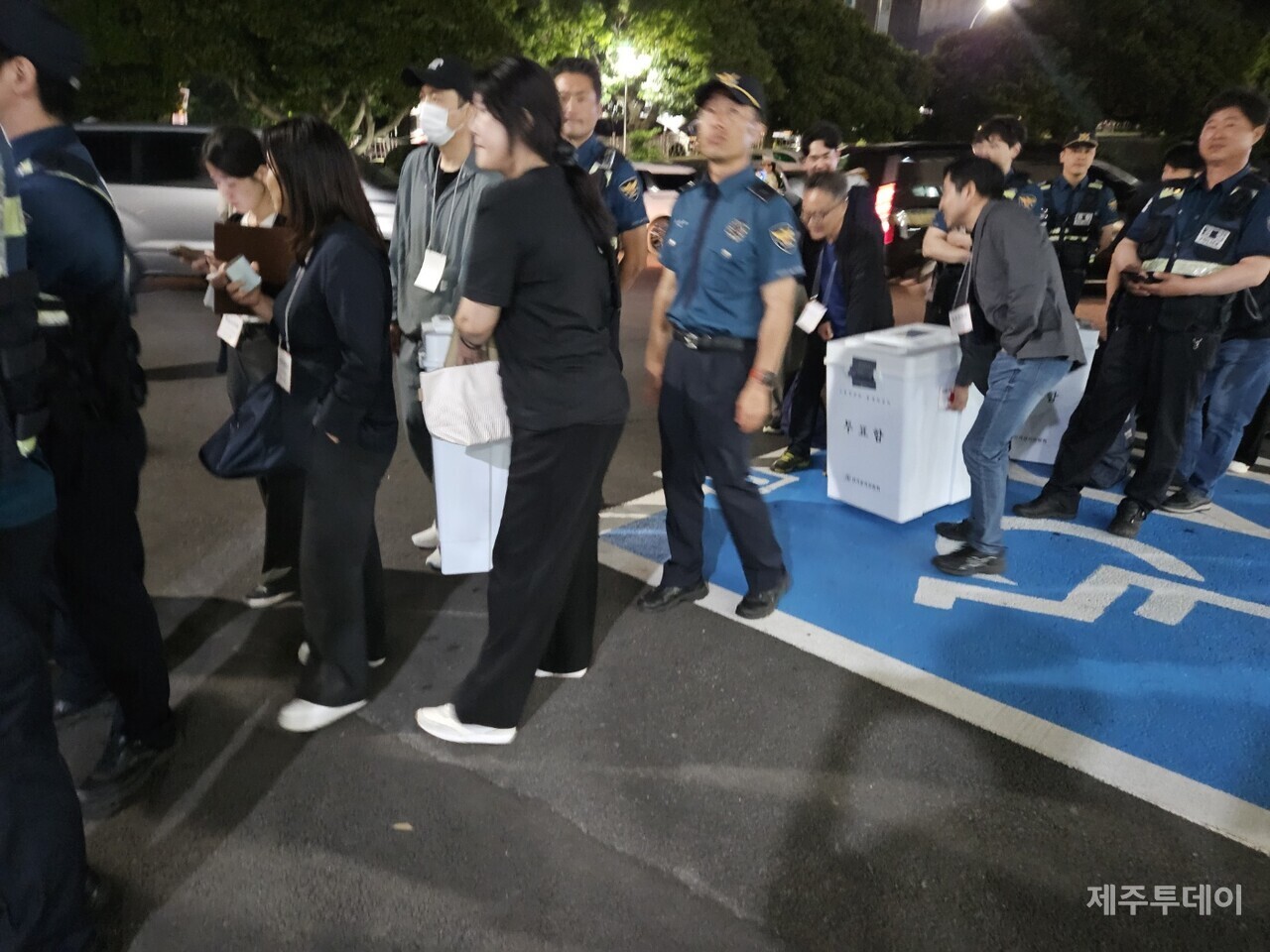 제주 한라체육관에서 21대 대선 투표함이 옮겨지고 있다(사진=김재훈 기자)