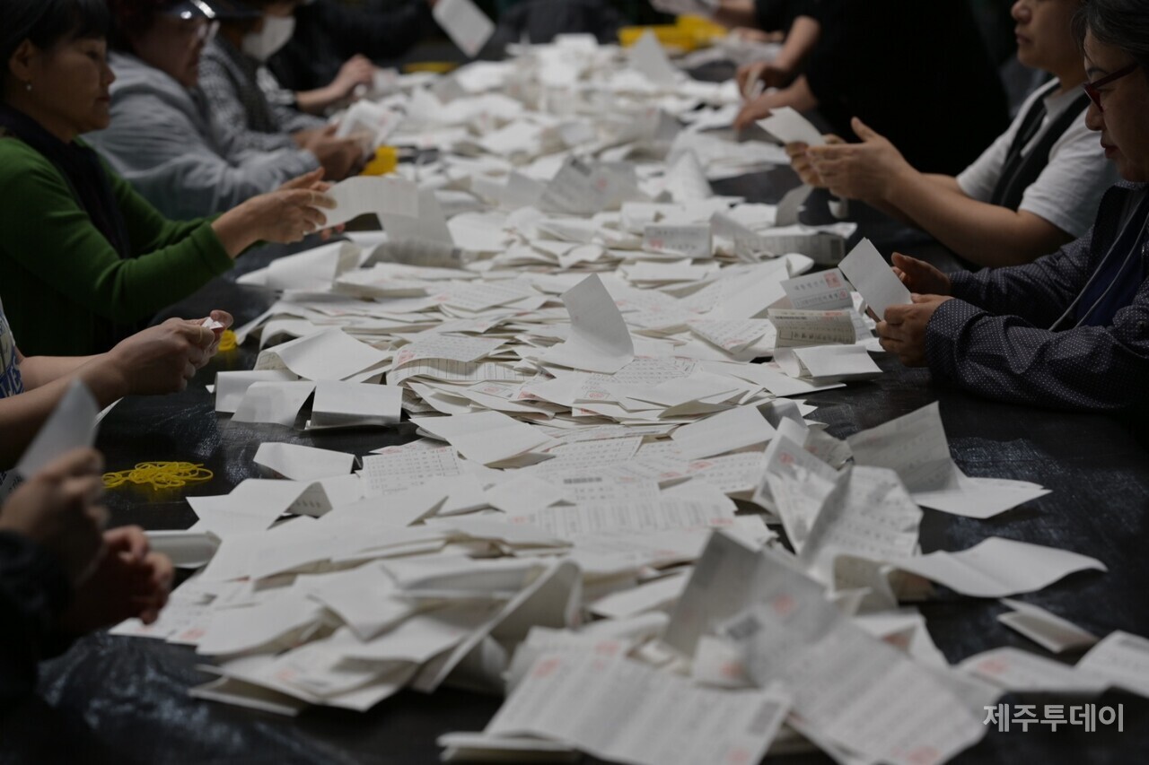 제주 한라체육관에서 21대 대선 투표 용지 개표가 이뤄지고 있다(사진=이길훈 객원기자)