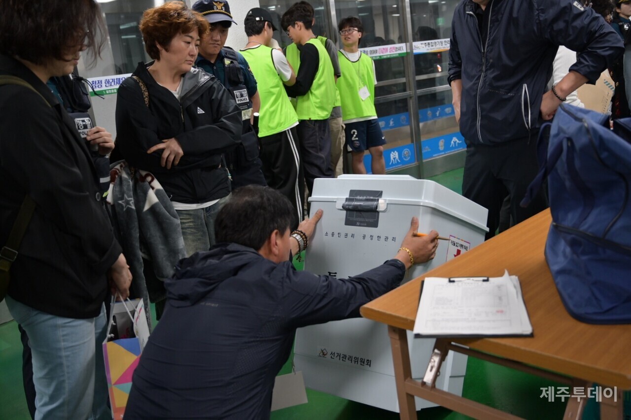 제주 한라체육관에서 21대 대선 투표함 봉인 확인 작업이 이뤄지고 있다(사진=이길훈 객원기자)