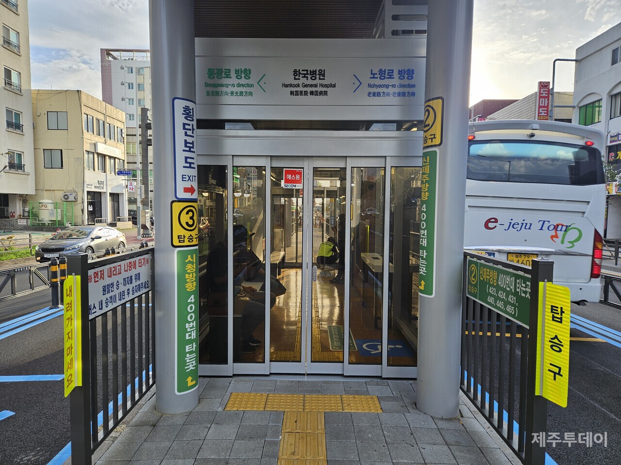 난잡한 시각 정보들로 혼란을 주는 섬식정류장.(사진=김재훈 기자)