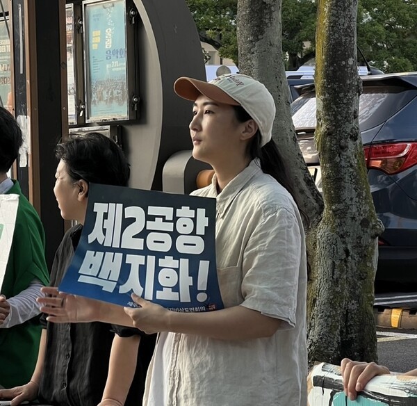 유리(제주에 살며, 도시의 풍경이 변하는 것에 대해 관심이 많다. 난개발을 막고자 무엇이라도 행동하고 싶어 제주 녹색당에 몸담고 있다)