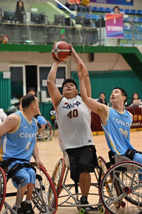 (2024 제44회 전국장애인체육대회 휠체어 농구 경기 중인 선수들(사진=제주특별자치도장애인체육회 홈페이지)
