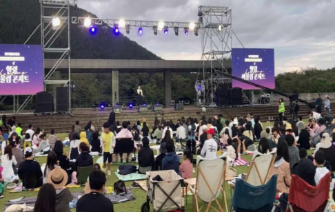 돌문화공원 야외행사 장면 