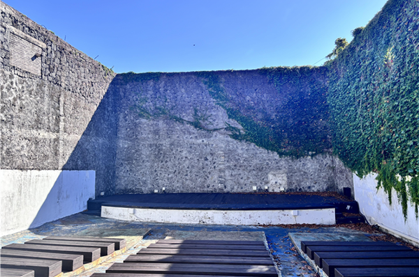 노천 무대로 운영되어 온 서귀포관광극장. 밤에 조명이 켜지면 무대는 별이 반짝이는 밤하늘과 어우러지며 근사한 분위기를 자아냈다.(사진=서귀포시 제공)