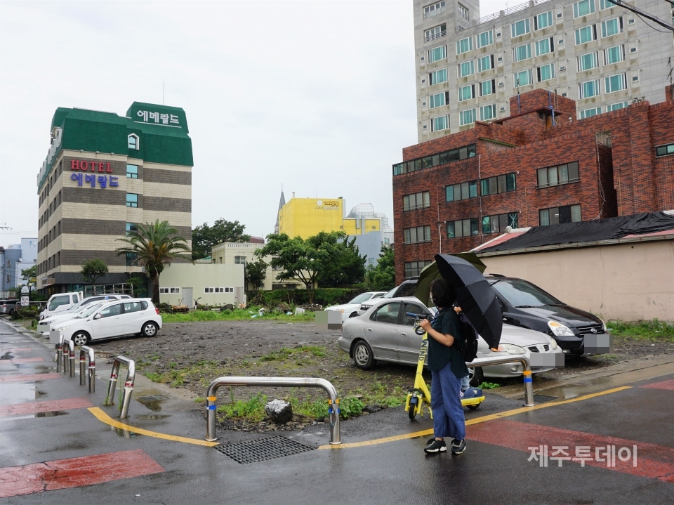 옛 현대극장 터. 주차장으로 이용되고 있다.(사진=제주투데이 DB)