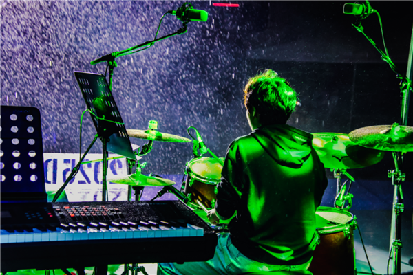 학생부 1위 수상자의 드럼 연주 무대(사진=락하두 제공)