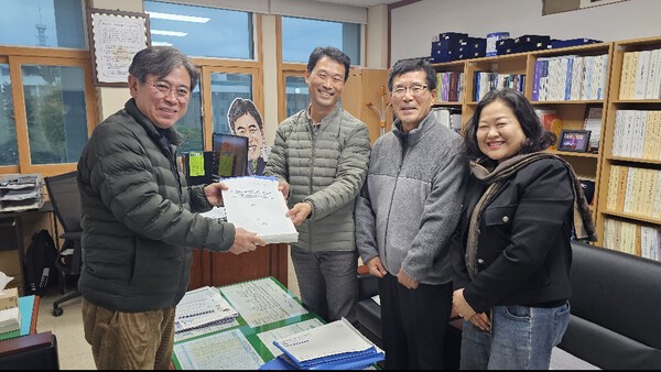 사단법인 복지인광장이 최근 현길호 도의회 복지안전위원장을 만나 2026년 사회복지분야 예산 분석 의견서를 전달하고 있다. 사진 복지인광장