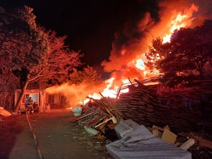 제주 폐자재·비닐하우스 화재...6시간만 진화