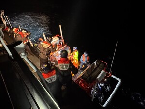 제주 ‘전복 어선’ 재성호, 실종자 추정 시신 1구 발견