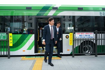승차질서 안내 대신 라이브 공연하는 제주 섬식정류장